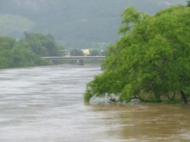 risco-de-novas-enchetes-o-que-e-preciso-fazer-1 Na madrugada do dia 23 de novembro, o Rio Tubarão chegou a 4,70 metros acima do nível e preocupou os moradores.