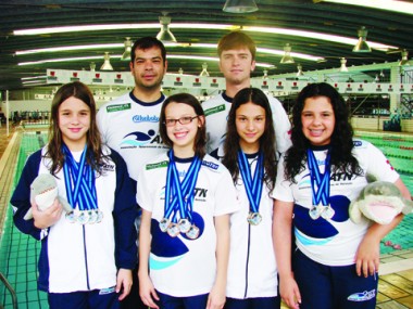 Isabela, Fernanda, Emillin e Mariana exibem as medalhas com os orgulhosos treinadores Eduardo e André.