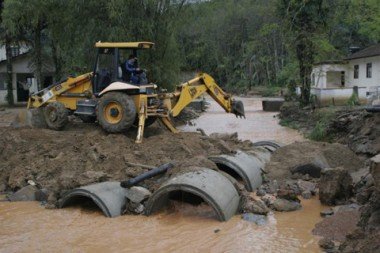 defesa-civil-municipio-aguarda-a-liberacao-de-r-17-milhao-1 Entre janeiro a junho do ano passado, pontes e estradas foram literalmente levadas pela força das águas.