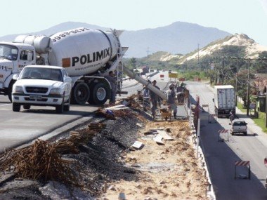 duplicacao-da-br-101-viaduto-em-itapiruba-sera-liberado-hoje-1 Com 14,3 quilômetros de ruas laterais entregues e 21,5 quilômetros de pistas duplicadas, o lote 24 está previsto para ser concluído neste segundo semestre.