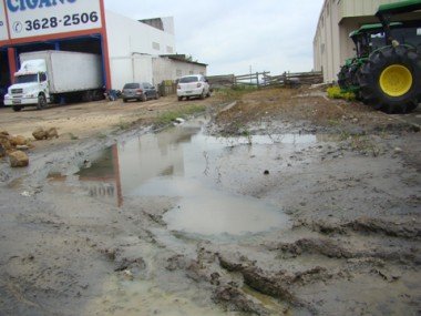 saneamento-cheiro-de-esgoto-tem-atrapalhado-os-negocios-1 O esgoto fica próximo a vários estabelecimentos comerciais. A prefeitura já foi ao local algumas vezes.