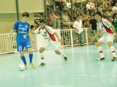 estadual-de-futsal-unisul-perde-e-da-adeus-1 Apesar da garra dos jogadores não restou forças no fim da partida e muitos atletas se lamentaram na quadra.