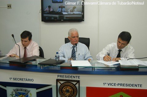 a-mesa-caiu-de-novo-1 Não durou o reinado supra-partidário no legislativo. Caio Tokarski, João Batista e Edson Firmino darão lugar, hoje, a Ivo Stapazzol, João Fernandes e Evandro Almeida, respectivamente.