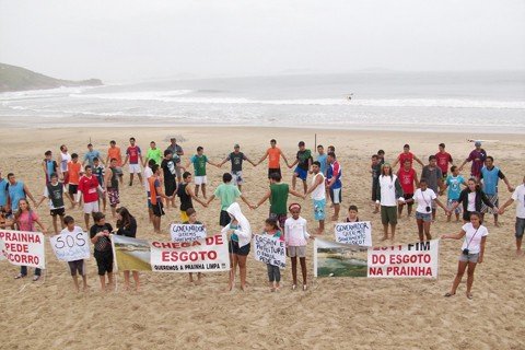 comunidade-pesqueira-realiza-novo-protesto-1 O grupo também projeta a realização de um mesa redonda com a participação do prefeito de Laguna, Célio Antônio (PT), o presidente da Casan, Dalírio Beber, e a diretoria do Conselho Comunitário do Farol, a fim de tirar a proposta do papel.