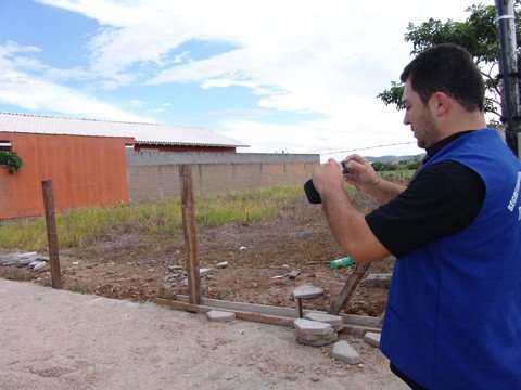 fiscalizacao-e-intensificada-1 Bom exemplo: em um terreno da Vila Moema, o proprietário cortou o mato, cercou o terreno e fez a calçada.
