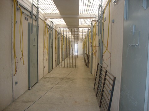 Galeria das celas é uma das partes que está concluída no prédio do novo presídio