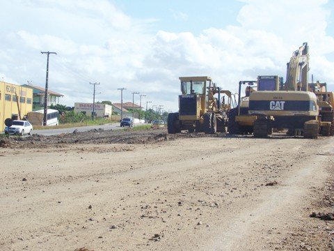 situacao-das-empresas-segue-indefinida-1 Máquinas seguem paradas no lote 25 desde o recesso de Carnaval. O prazo oficial para o término dos trabalhos no lote é dezembro deste ano.