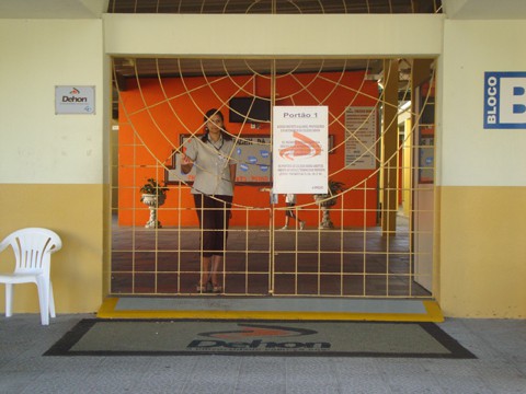 Do Colégio Dehon vem o um bom exemplo: portões sempre fechados e acesso restrito.