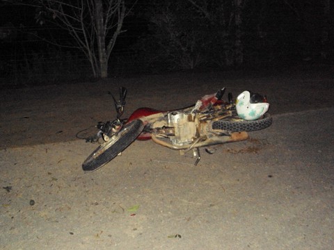 O adolescente de 15 anos perdeu o controle da moto e bateu em uma cerca de arame, em Pedras Grandes.