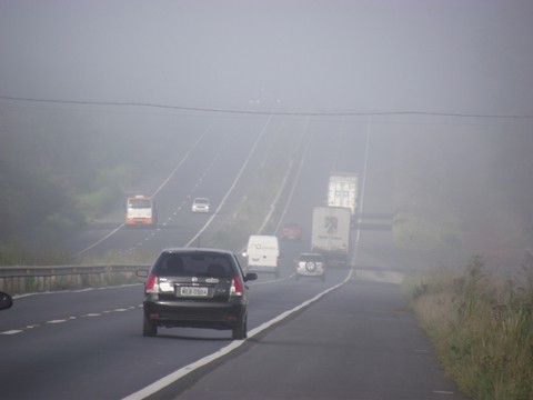 Em um nevoeiro, o motorista deve andar com os faróis acesos e usar a luz baixa. A luz alta ofusca a visão dos que trafegam em sentido contrário.