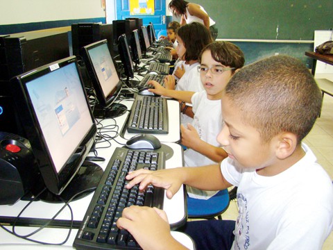 Na Escola Faustina da Luz Patrício, os alunos aprendem desde cedo a utilizar o computador com responsabilidade.