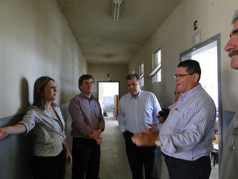 O secretário Marcos Tebaldi (segundo da direta para a esquerda) visitou o Gallottti, onde constatou a real necessidade de reformar o terceiro piso