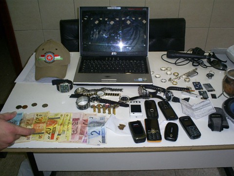 Um notebook, sete aparelhos de celular, oito relógios, joias e uma pequena quantidade de maconha foram encontrados pela Polícia Militar.