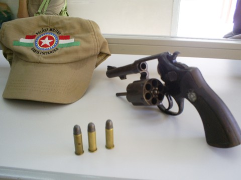 O revólver calibre 38, com três munições, estava escondido embaixo da Ponte do Morrotes.