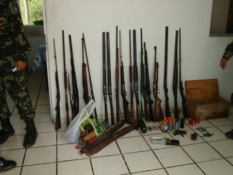 As armas estavam escondidas em armários nas residências dos acusados. 