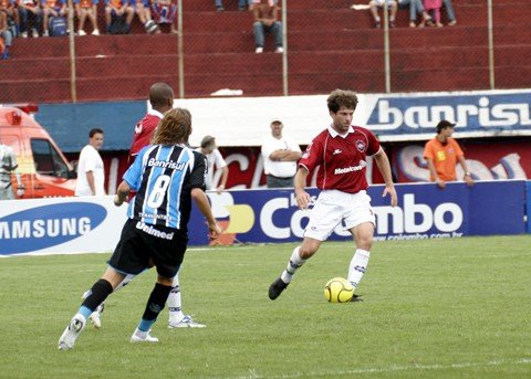 elenco-sera-apresentado-segunda-feira-1 Michel Nunes (com a bola) jogou pela Ulbra (RS). O atleta teve passagem pelo Grêmio e foi um dos destaques do Imbituba no acesso em 2009 e no 4º lugar na série A do Estadual em 2010
