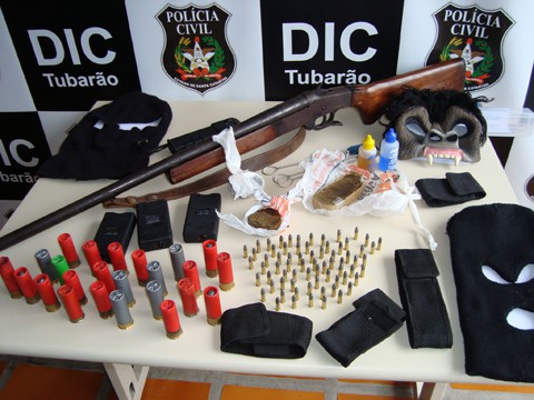 No sítio, os policiais da DIC encontraram todo um aparato de objetos ligados à criminalidade.