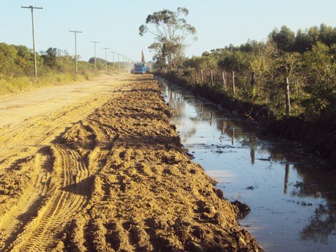 a-obra-parou-1 A abertura de uma vala de sete metros ao longa da rodovia também gera conflito com os habitantes da Ilha. Uma reunião está agendada para quarta-feira da próxima semana, para tentar solucionar este impasse, o da falta da LAO e ainda o recuo dos muros.