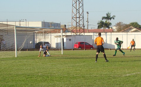 Neto, artilheiro do campeonato, marcou o terceiro gol do Palmeiras em uma bela cobrança de pênalti.