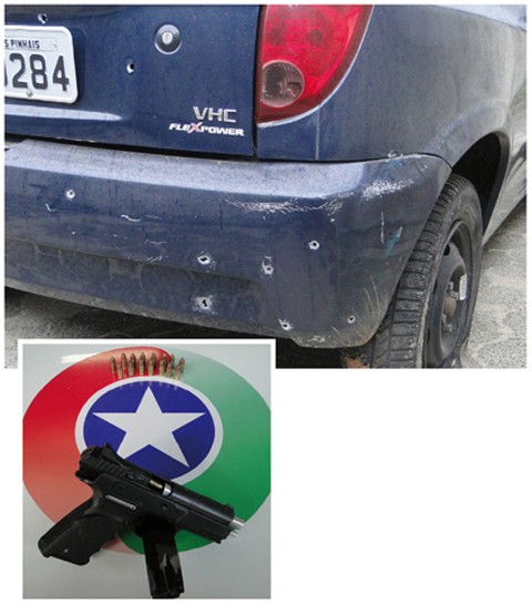 O carro usado pelos criminosos ficou marcado pelos tiros durante a perseguição. A pistola calibre 9 milímetros, de fabricação israelense, é de uso restrito das Forças Armadas.