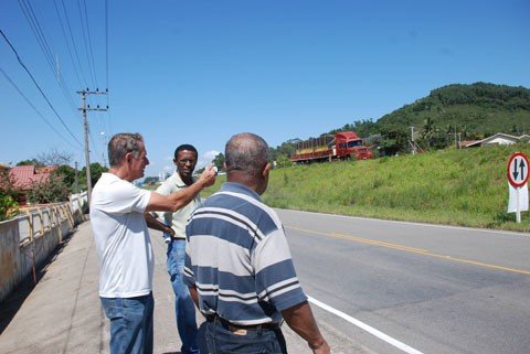alagamentos-geram-transtornos-1 Representantes da prefeitura de Capivari e do consórcio responsável pelo lote 25, reuniram-se ontem para avaliar a situação e buscar uma solução para minimizar o problema