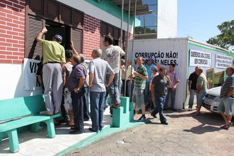 conselho-tenta-derrubar-presidente-1 Apoiadores de Vitorassi tentavam espiar a reunião entre os funcionários da Coorsel e alguns conselheiros. Os funcionários pediam a realização de uma auditoria externa.