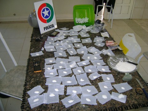Os plásticos estavam prontos para ser embalados com as porções de cocaína.