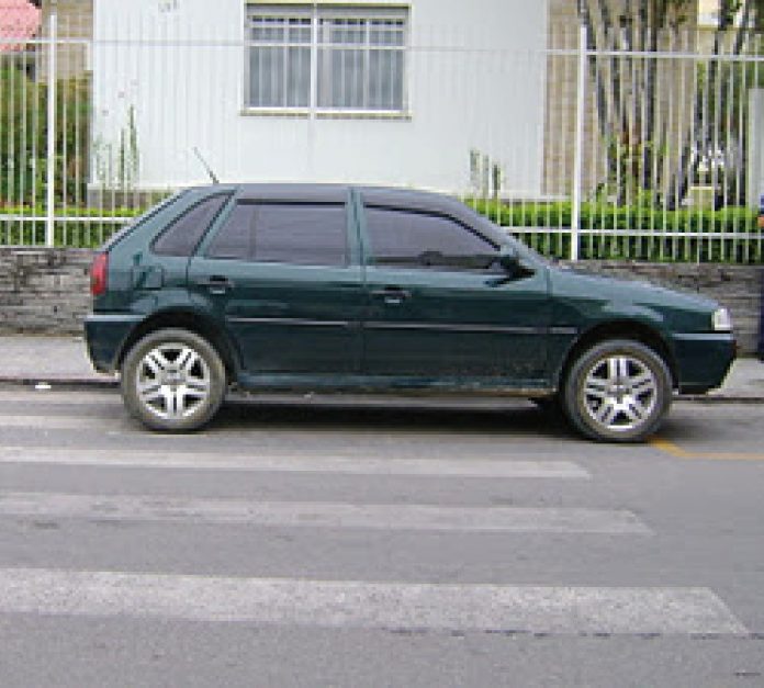 Este carro estacionou em cima da faixa para pedestres, em frente ao Colégio São José, no Centro. Detalhe: em horário de saída dos alunos, que precisam fazer a travessia