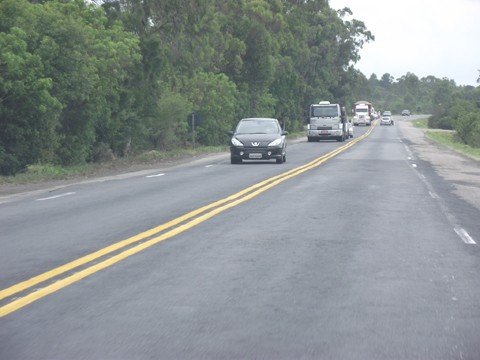 sinalizacao-e-reforcada-1 Melhorias no pavimento e na sinalização têm como objetivo garantir maior fluidez no tráfego de veículos e segurança aos motoristas e pedestres.