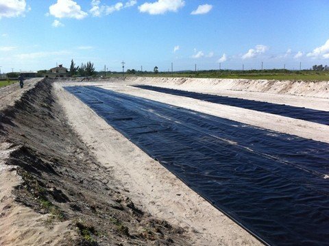 producao-pode-ser-retomada-1 Tanque na comunidade de Perrixil, em Laguna, é coberto com uma espécie de gel membrana. O teste com o material tem sido promissor em impedir a proliferação do vírus da mancha branca