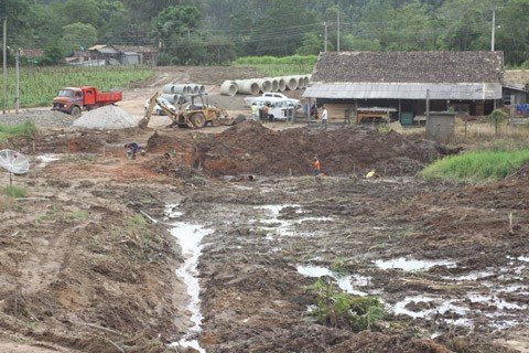 cronograma-sera-avaliado-1 Além do recuo da rede elétrica, há algumas estruturas que precisam ser demolidas para dar lugar à estrada. É o caso desta estufa de fumo. As desapropriações já são feitas pelo Departamento Estadual de Infraestrutura (Deinfra) - Fotos:Lucas Colombo/Jornal