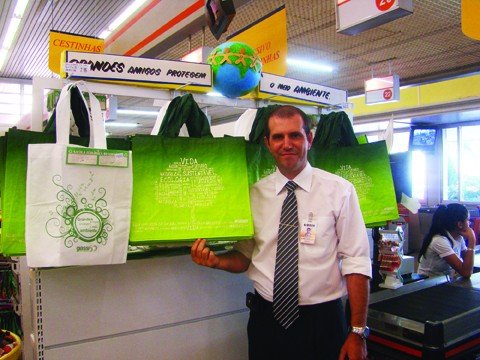 e-preciso-conscientizacao-1 O gerente do supermercado Giassi em Tubarão acredita que a venda das bolsas ecológicas poderia ser melhor. “Vendemos a preço de custo e não faturamos nada com elas”, revela