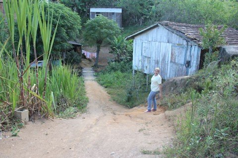 comunidade-pede-ajuda-1 A líder comunitária Edilamar Silva Moraes alerta sobre o modo em que alguns moradores do loteamento Jardim Taitu vivem