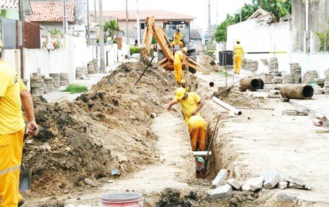 obras-avancam-em-tres-bairros-1 Obras de saneamento vão beneficiar 12 mil famílias nos bairros Navegantes, Magalhães, Vila Vitória, Ponta das Pedras, Lagoa Preta e algumas ruas do Mar Grosso - Foto:Prefeitura de Laguna/Divulgação/Notsiul