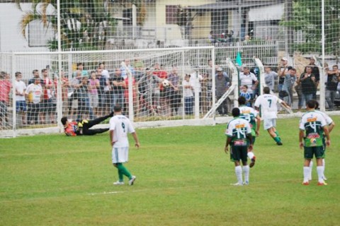 Pety, de pênalti, marcou o único gol do Palmeiras. Foto: Antonio Rozeng/Engeplus/Notisul