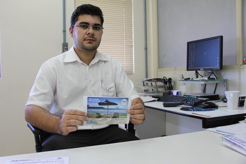 atrasos-geram-reclamacoes-1 Auxiliar administrativo da Unimed, Jean Victor Rodrigues mostra os boletos que retornaram para a empresa devido ao atraso na entrega pelos Correios