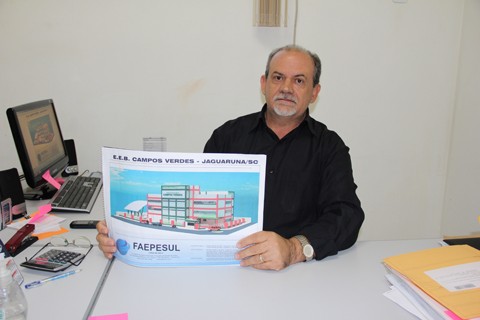 O gerente de planejamento e avaliação da secretaria de desenvolvimento regional em Tubarão, Ivécio Pedro Felisbino, mostra como deverá ser a nova escola de Campos Verdes