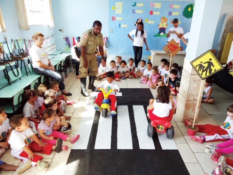 O cabo Maxsoel dos Santos Silva, do 5º BPM, repassou informações sobre trânsito para os pequenos estudantes.