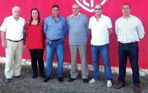 leao-sai-na-frente-e-confirma-tecnico-1 Paz (terceiro da esquerda para a direita) e Estigarribia (à direita) visitaram o Estádio Anibal Costa esta semana