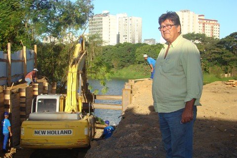 obra-deve-comecar-ainda-este-ano-1 O encarregado da obra, Adilson Ripoll, mostra o andamento dos trabalhos da microdrenagem em Tubarão. Com a ajuda de uma máquina, os operários da Coenco escavaram um buraco de sete metros às margens do rio.