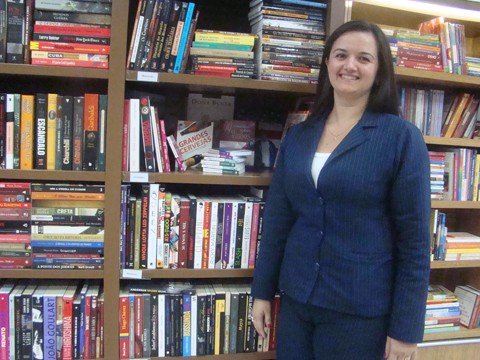 perfil-do-trabalhador-tubaronense-1 A vendedora Tatiana trabalha há dez anos no comércio e é pertence ao grupo da população que possui uma jornada de trabalho entre 40 e 44 horas.
