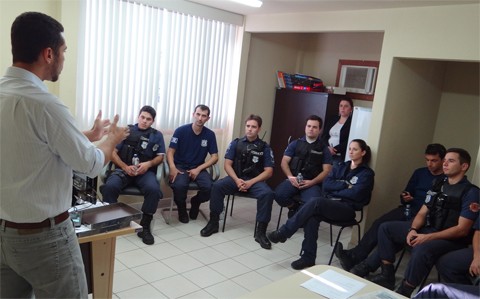 Os guardas municipais foram capacitados a usar os aparelhos nesta sexta-feira. Foto: Prefeitura Tubarão/Notisul