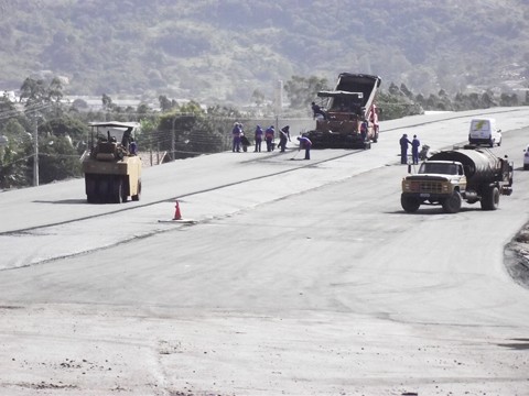 Última camada de asfalto nas pistas, que farão a ligação do equipamento com a rodovia, foi aplicada ontem  -  Foto:Muriel Albonico/Esga-Dnit/Notisul