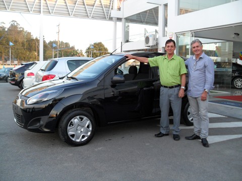Valdeli vai vender o carro que tem e ficar com o novo, um Fiesta preto zerinho!