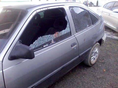 era-ele-ou-eu-1 Mesmo ferido, o acusado acelerou o carro e bateu na viatura da Polícia Civil. Dentro do Kadett a polícia encontrou cocaína. Foto: Wagner da Silva/Notisul