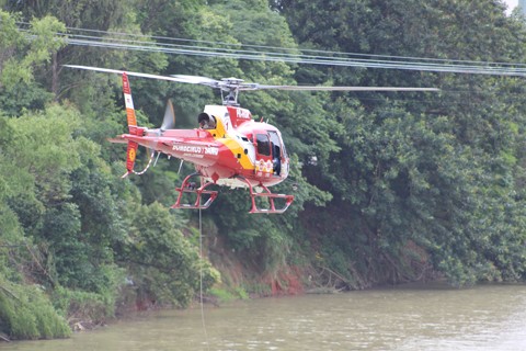 População ficou impressionada com o treinamento dos bombeiros nesta sexta-feira, especialmente com a intervenção feita pelo helicóptero Arcanjo.