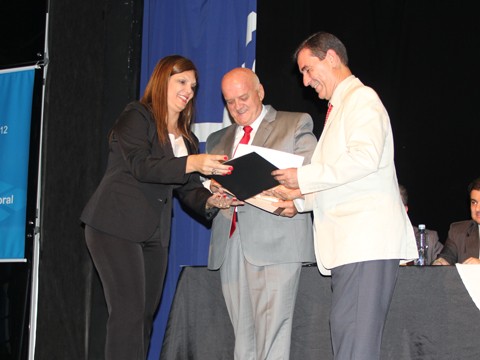 A juíza eleitoral Liene Francisco Guedes  entregou o diploma ao prefeito e vice eleitos de Tubarão para Olavio Falchetti e Akilson Machado. Esta é a primeira gestão do Partido dos Trabalhadores na Cidade Azul.