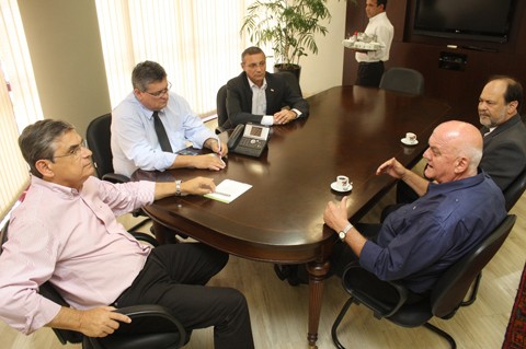 O secretário de desenvolvimento regional em Tubarão, Haroldo Silva, o Dura (PSDB), acompanhou Falchetti na audiência. A aproximação é uma tentativa de trazer o estado como parceiro da prefeitura em 2013