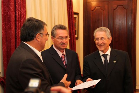 O governador Raimundo Colombo recebeu do presidente do Sistema Fiesc, Glauco José Côrte (direita), a proposta dos novos valores do mínimo  -  foto:Fiesc/Divulgação/Notisul