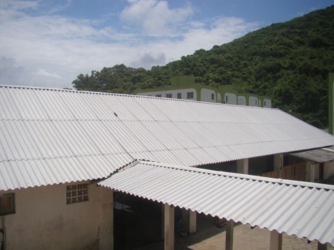 Na imagen, o prédio da escola como está hoje, após a reforma emergencial feita pelo governo do estado no ano passado. Fotos: Gerência de educação/SDR-Laguna/Notisul